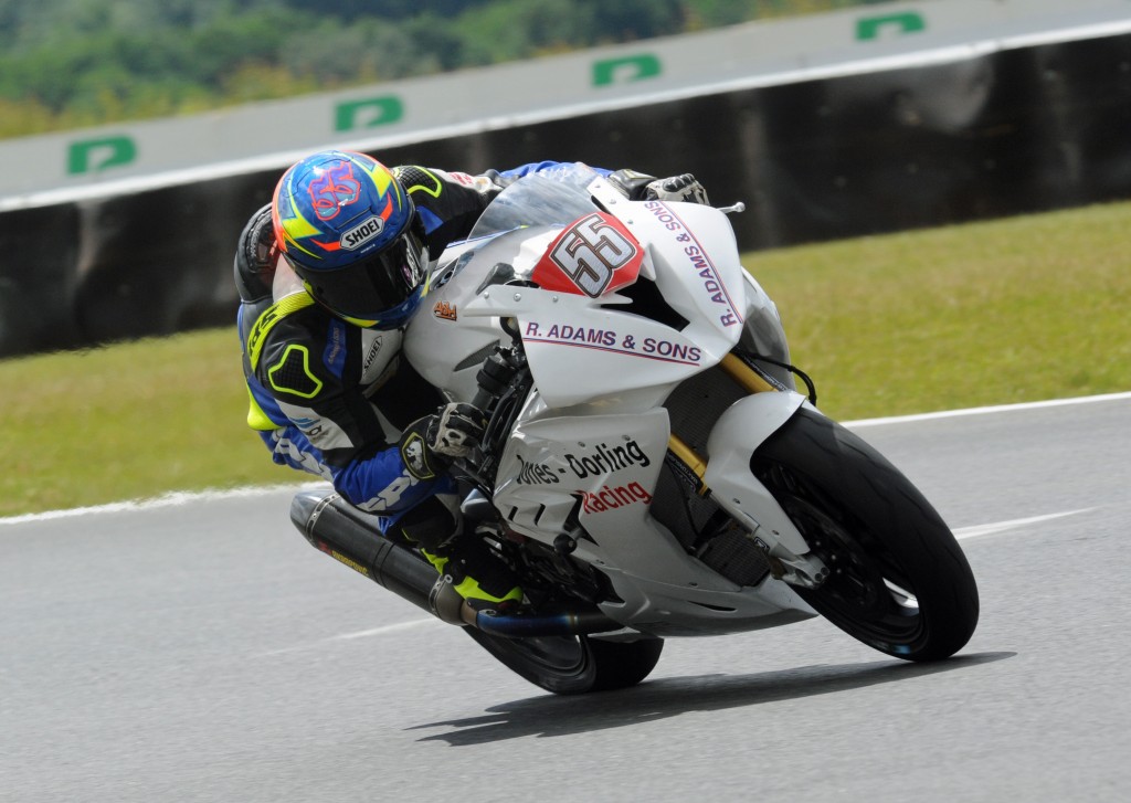 Racer Beech picks up championship point at Snetterton - Saddleworth ...