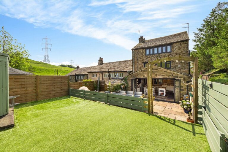 Property of the Week Laureates Place, Springhead Saddleworth Independent