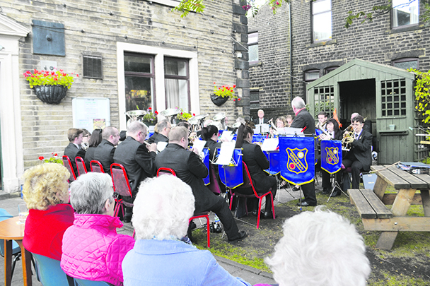 p10 uppermill con club bands2